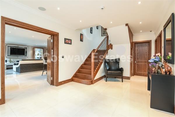 6 bed property in Engel Park, Mill Hill